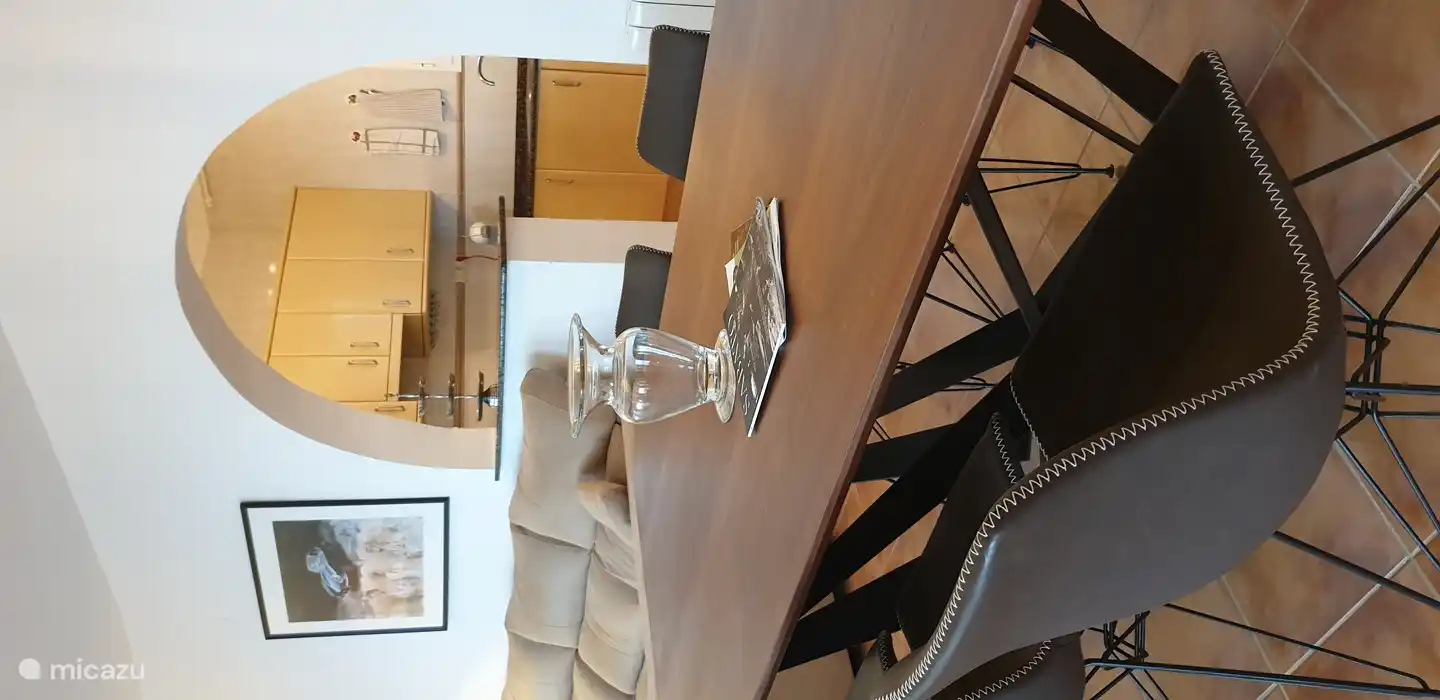 Gemütlicher Esstisch