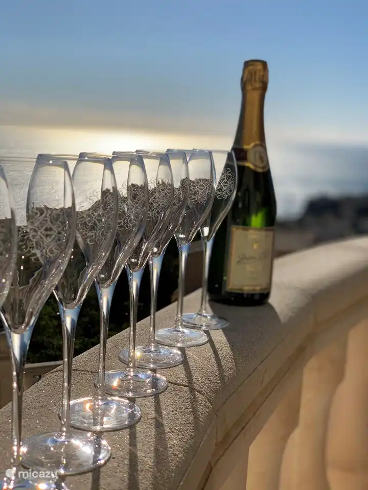 Lassen Sie den Cava fließen!