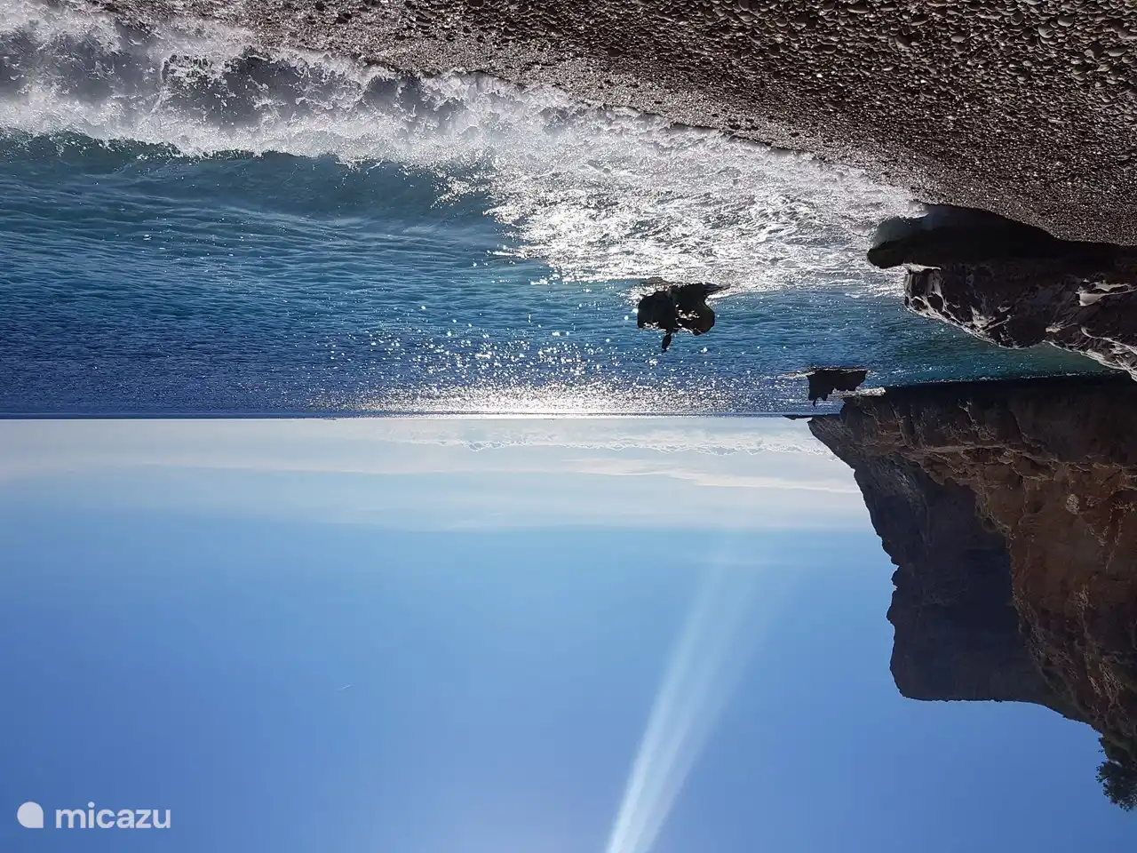 Klippen und tiefes Wasser