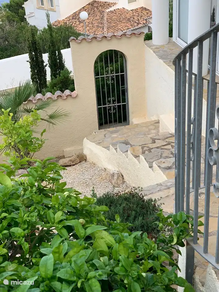 Sicher eingezäunt mit verschlossenen Toren.