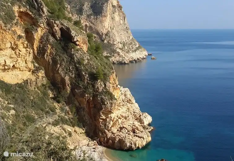 Bei klarem Wetter kann man in der Ferne neben dieser Formation Ibiza sehen