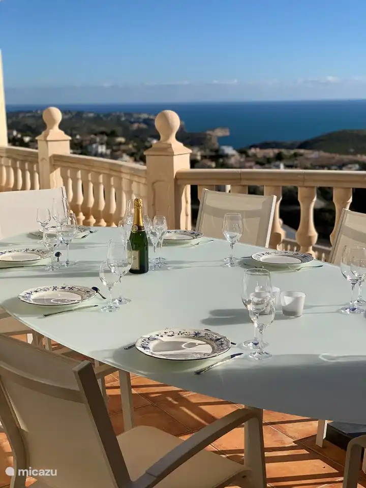 Genießen Sie das Essen in der Außenküche