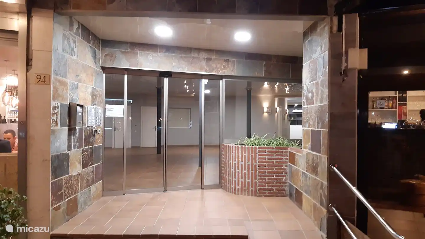 Straßeneingang Wohnung