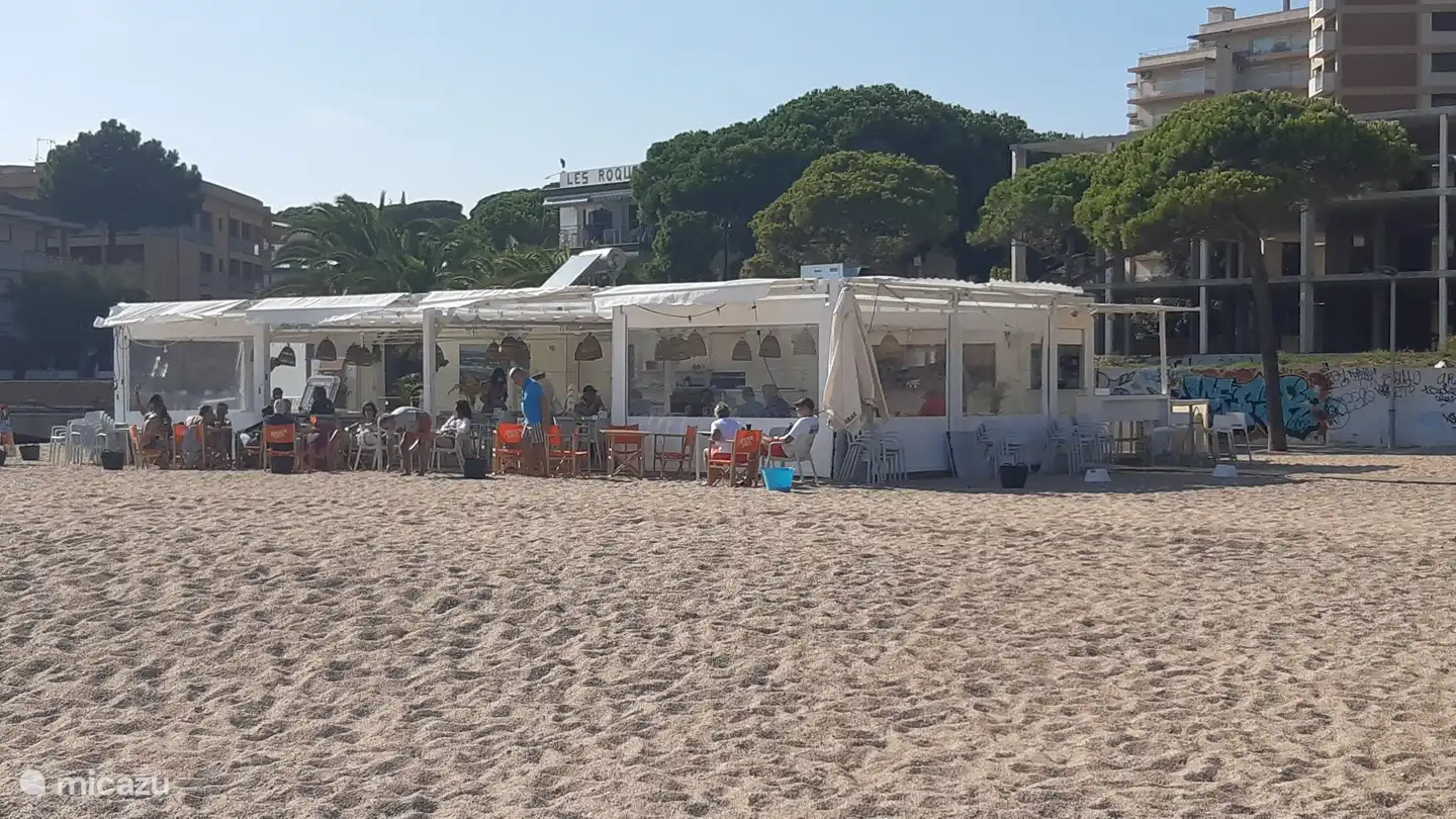 Strandzelt auf dem Boulevard von Platja d Aro