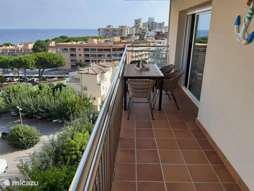 Der Balkon, wo Sie sitzen und genießen können. Am Ende des Tages ist die Sonne vom Balkon verschwunden, sodass Sie gut essen und den Blick über das Meer genießen können.