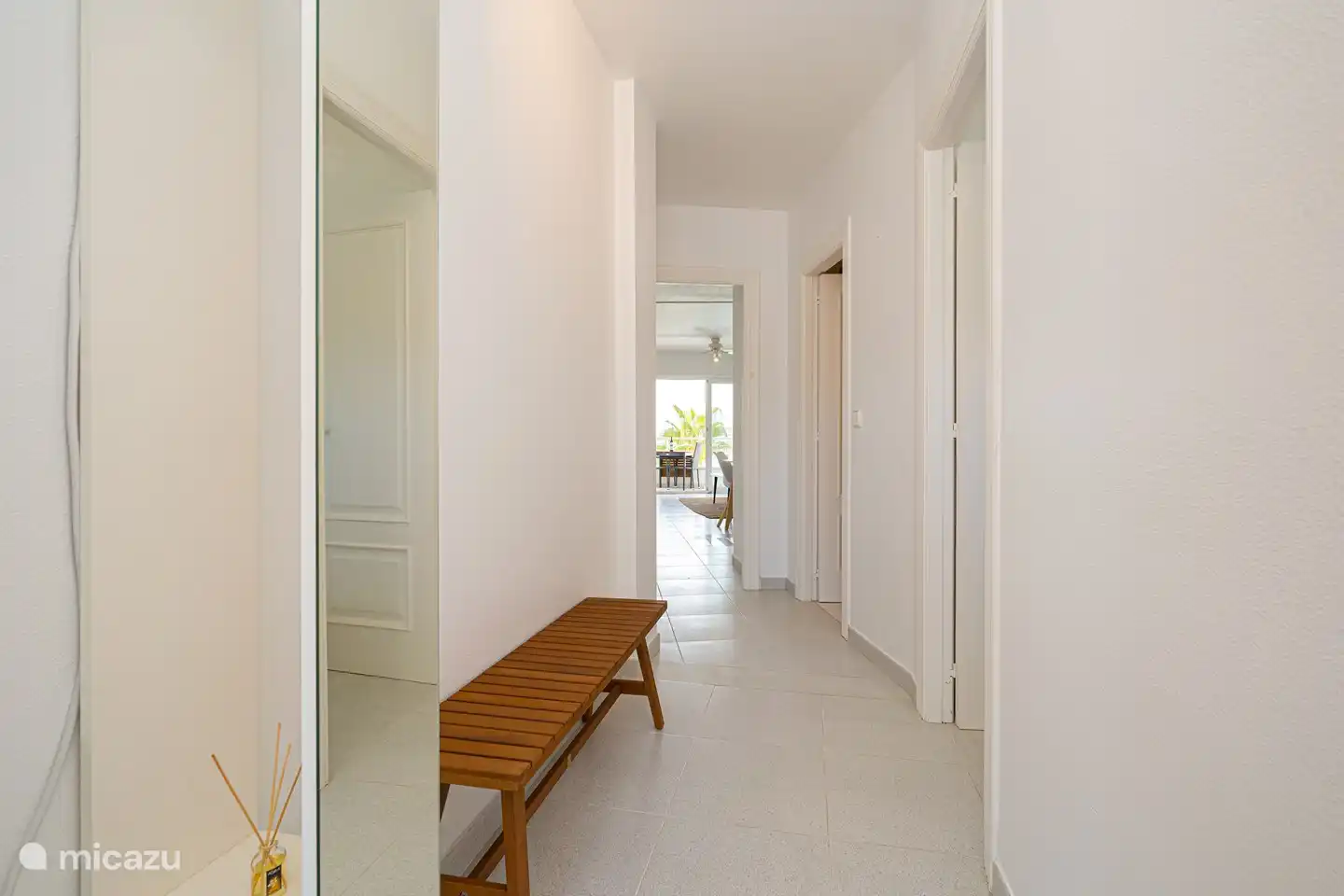 Hall avec accès à la chambre, la salle de bain et le salon.