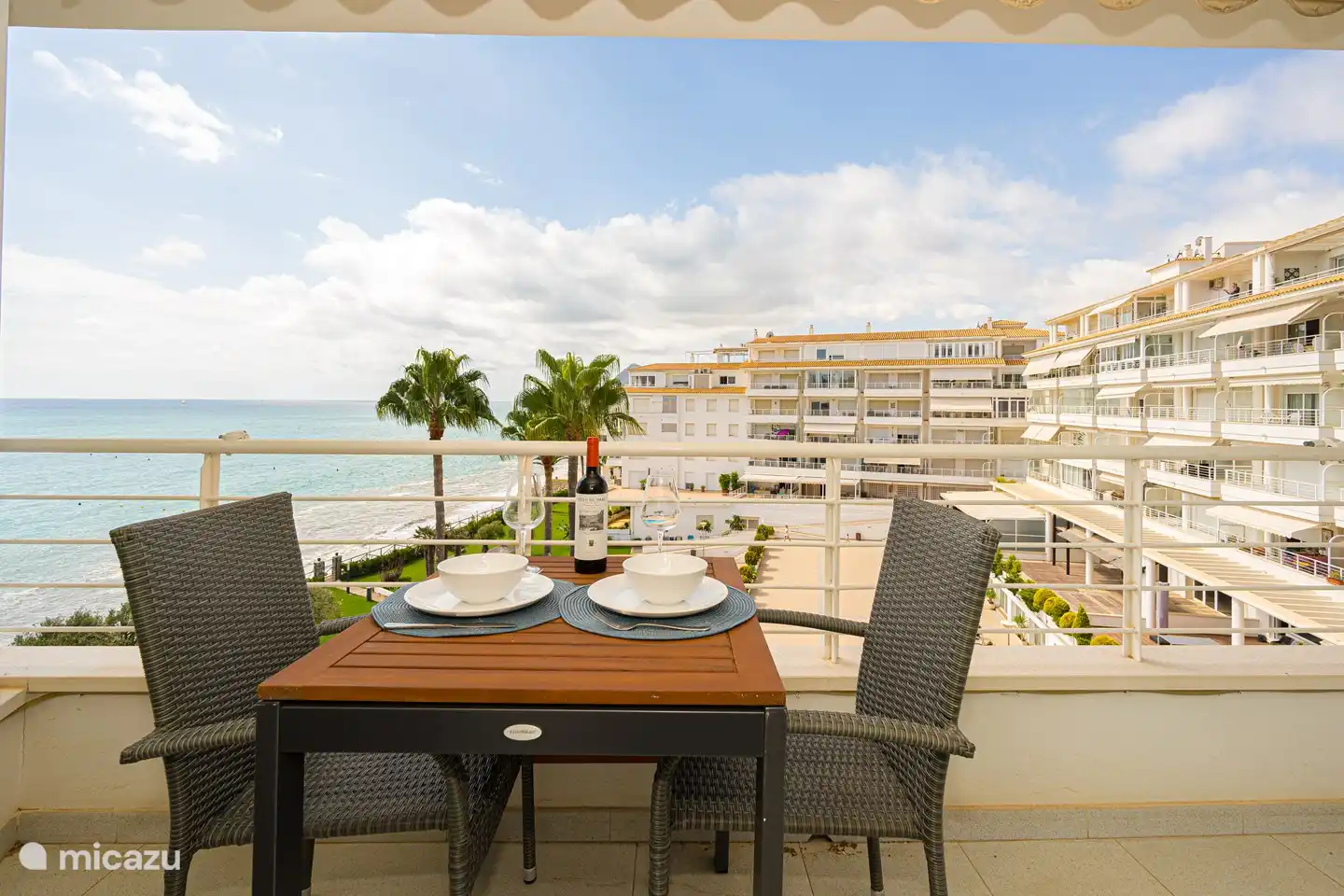 Terrasse avec vue mer. Soleil jusqu'aux heures tardives.