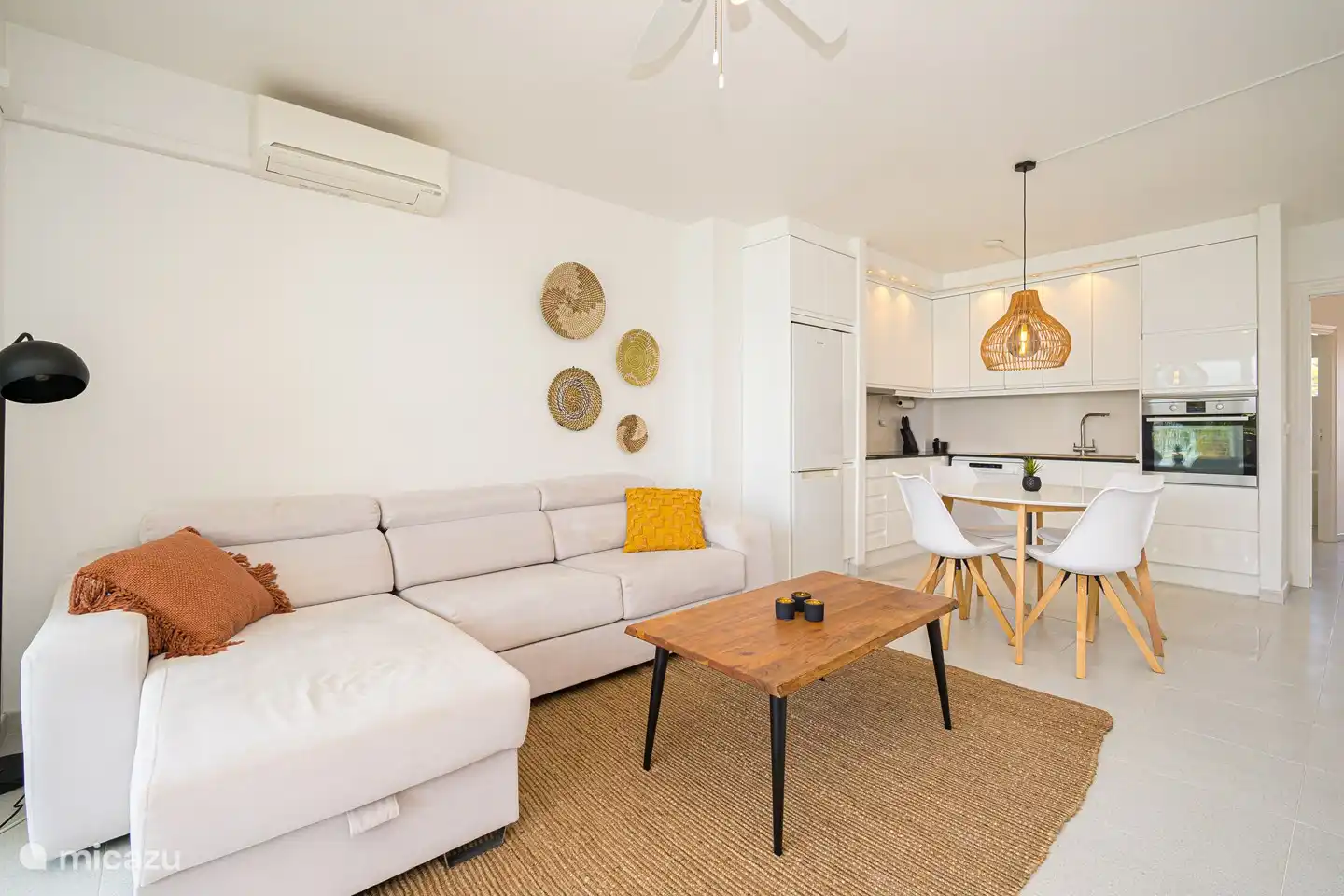 Séjour merveilleusement lumineux avec cuisine ouverte. Vue sur la mer.