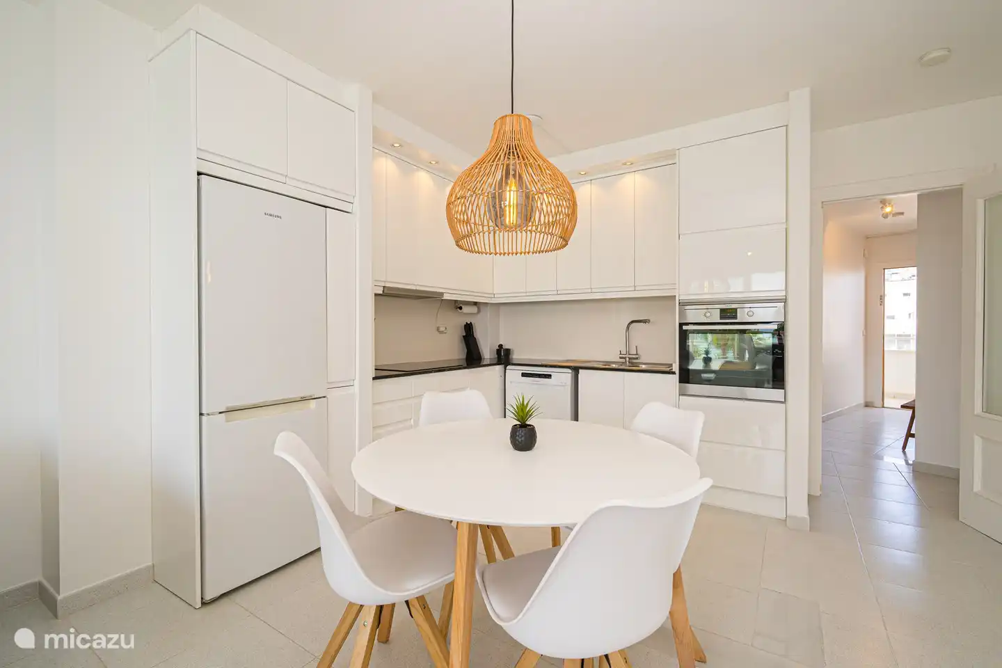 Cuisine ouverte avec vue mer.