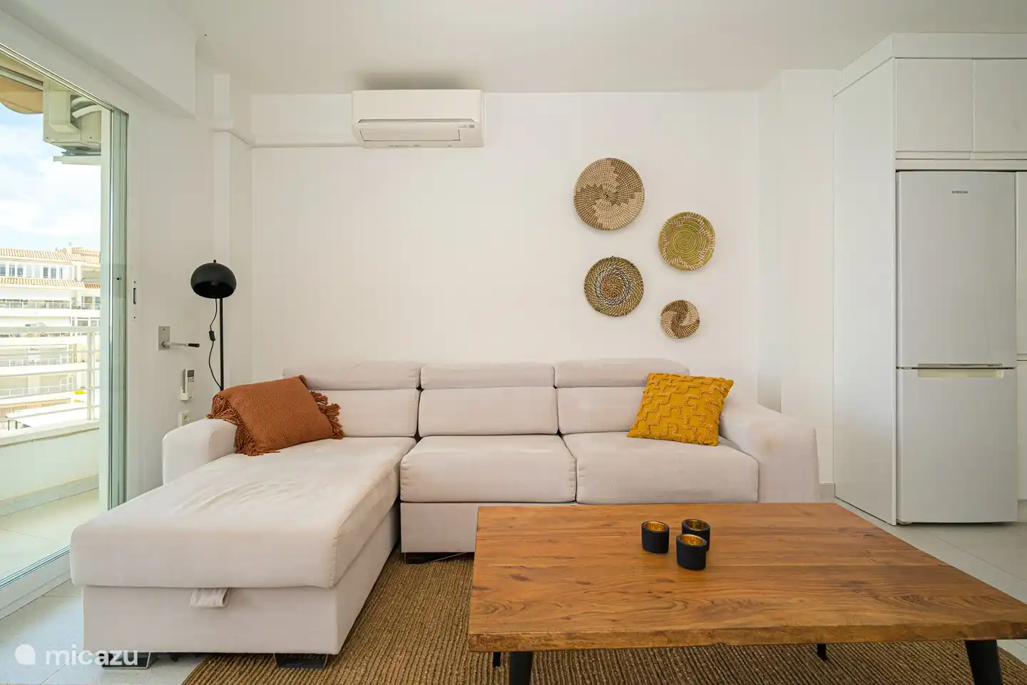 Séjour avec spacieux canapé 3 places. Vue sur l'océan.