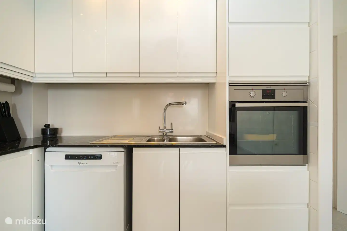 Cuisine entièrement équipée. Du lave-vaisselle et four combiné / micro-ondes à l'extracteur de jus et à la cafetière (tasses).