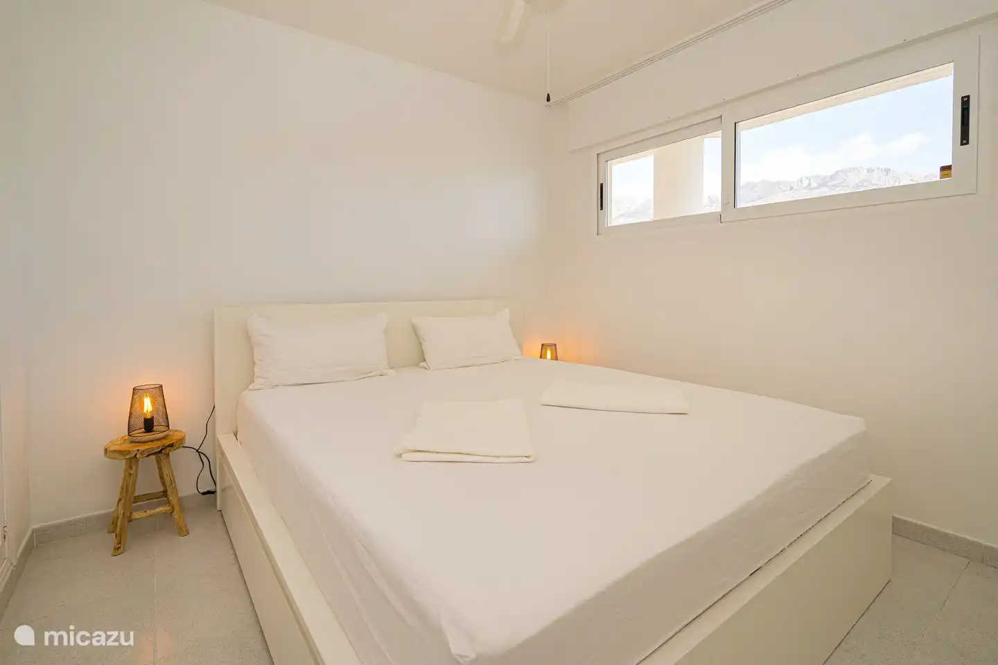 Chambre spacieuse avec vue sur la montagne.