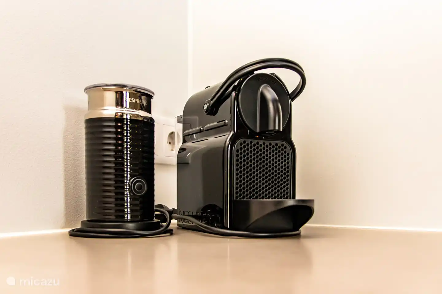 Nespresso-Kaffeemaschine und Milchaufschäumer