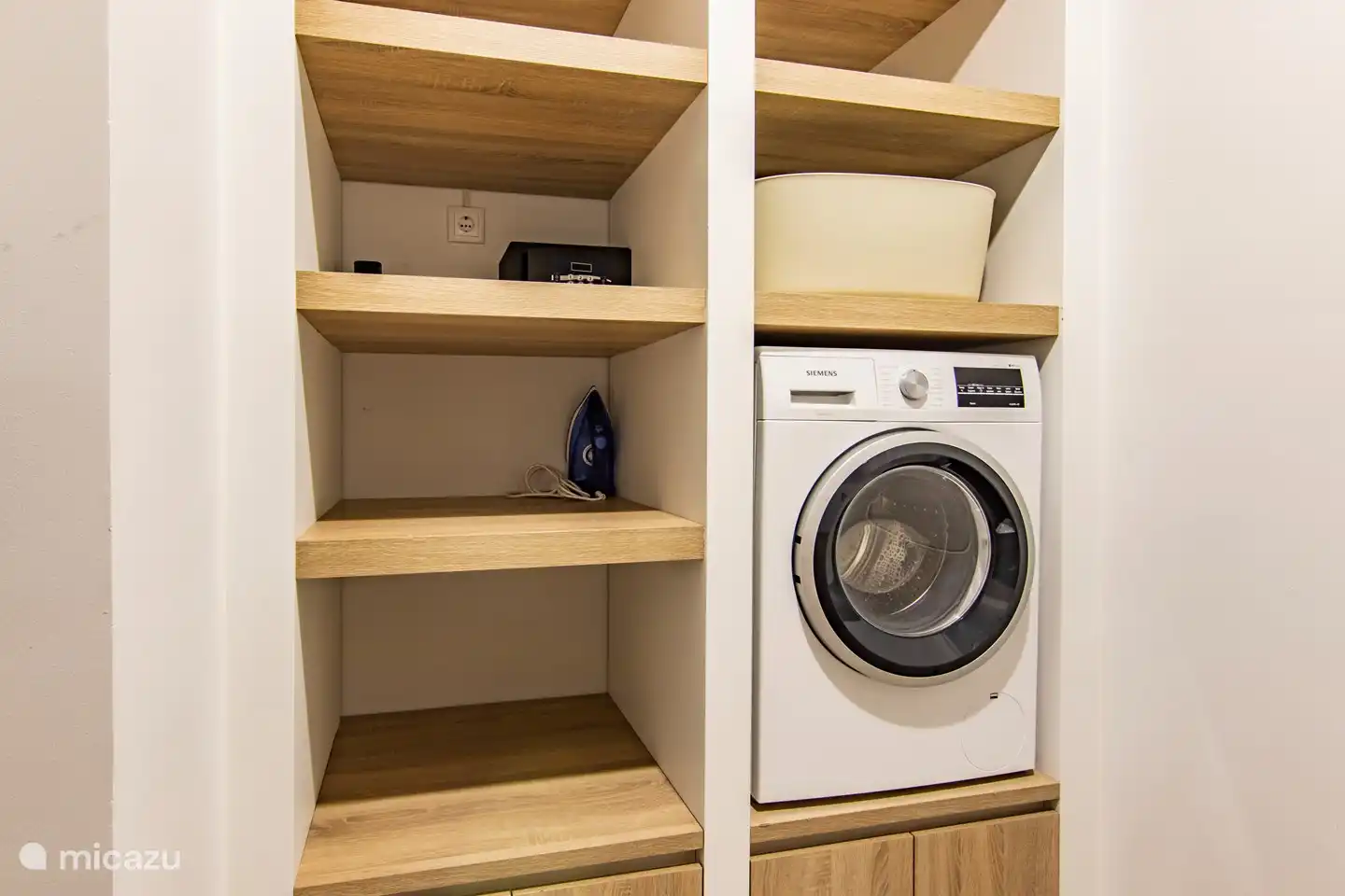 Waschküche mit Waschmaschine, Bügelzubehör und Stauraum