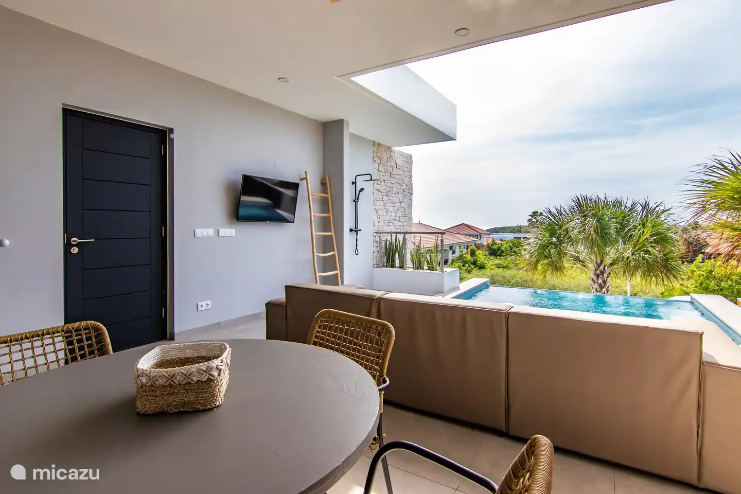 Terrasse im 1. Stock am Pool