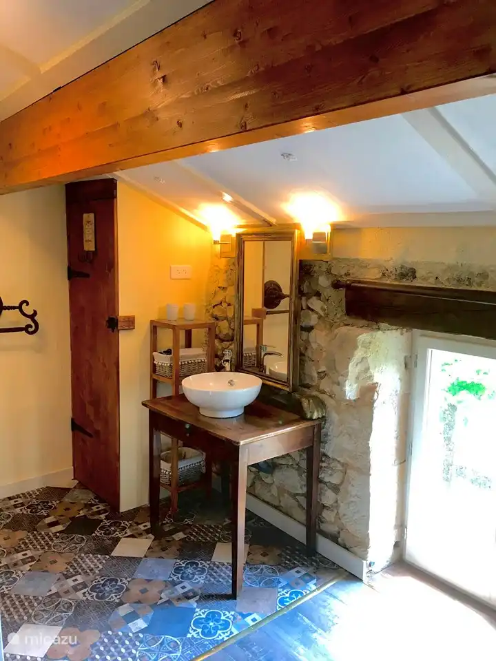 Lavabo dans la salle de bain attenante