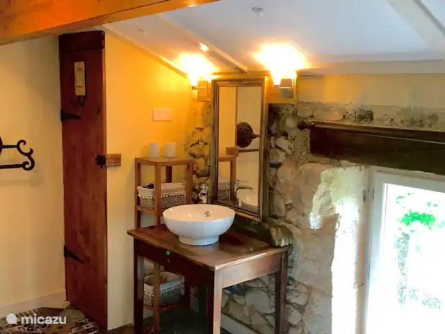 casa rural / cabaña en Francia, Dordoña, Coux-et-Bigaroque – Gite La Petite Chapelle Lavabo en el baño privado