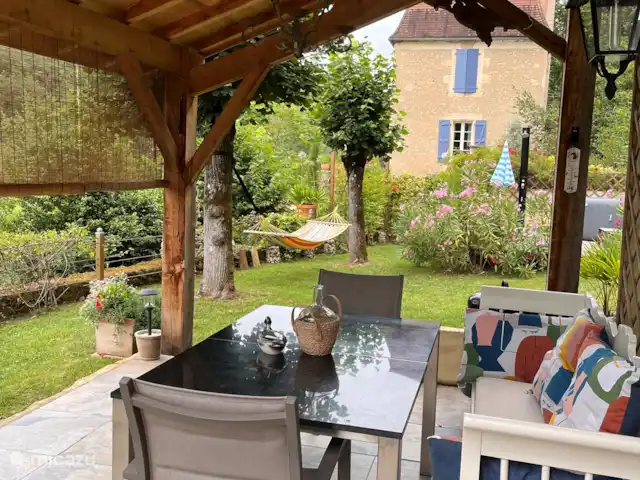 casa rural / cabaña en Francia, Dordoña, Coux-et-Bigaroque – Gite La Petite Chapelle Vista de la terraza cubierta