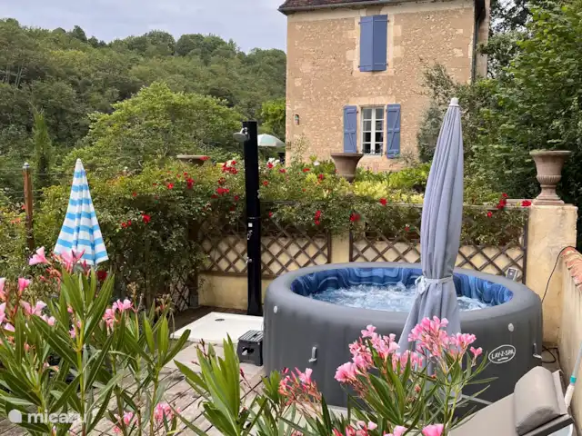 casa rural / cabaña en Francia, Dordoña, Coux-et-Bigaroque – Gite La Petite Chapelle El solárium con spa