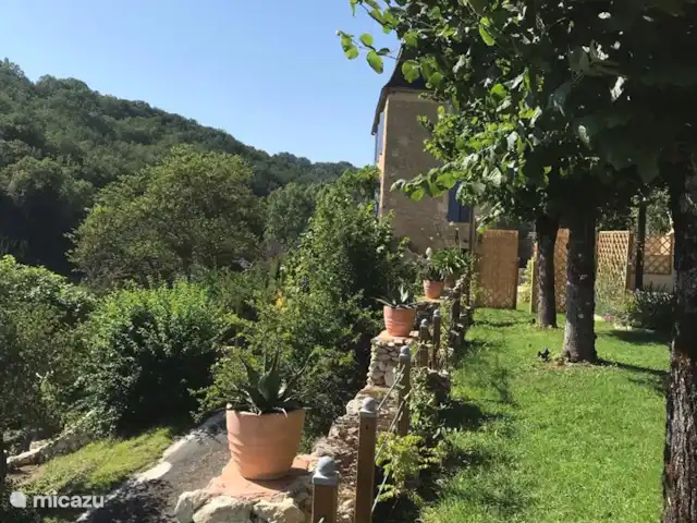 casa rural / cabaña en Francia, Dordoña, Coux-et-Bigaroque – Gite La Petite Chapelle Vista al norte, y la pequeña mansión.