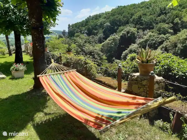 casa rural / cabaña en Francia, Dordoña, Coux-et-Bigaroque – Gite La Petite Chapelle Vista hacia el sur desde la hamaca.