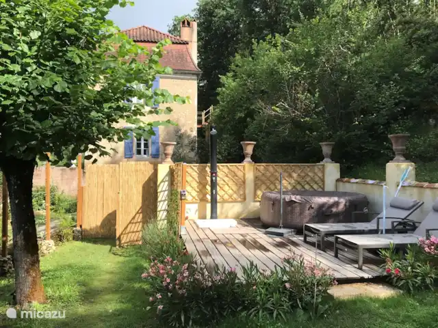 casa rural / cabaña en Francia, Dordoña, Coux-et-Bigaroque – Gite La Petite Chapelle Mucho sol pero también sombra