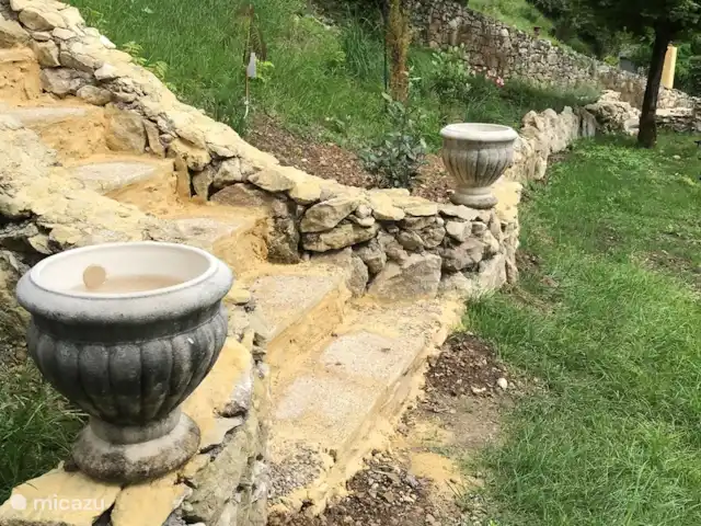 casa rural / cabaña en Francia, Dordoña, Coux-et-Bigaroque – Gite La Petite Chapelle Se llega a la casa rural por las escaleras del jardín.
