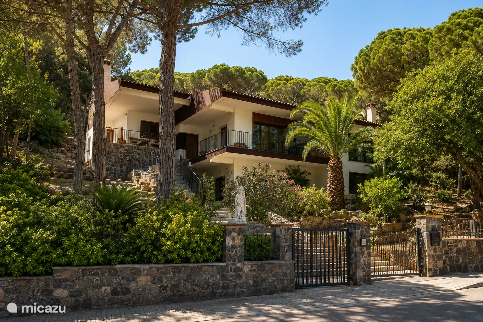 Die Villa Rosamaravilla, von der Straßenseite aus gesehen. Der erste Eindruck Ihres Urlaubsortes an der Costa Brava!