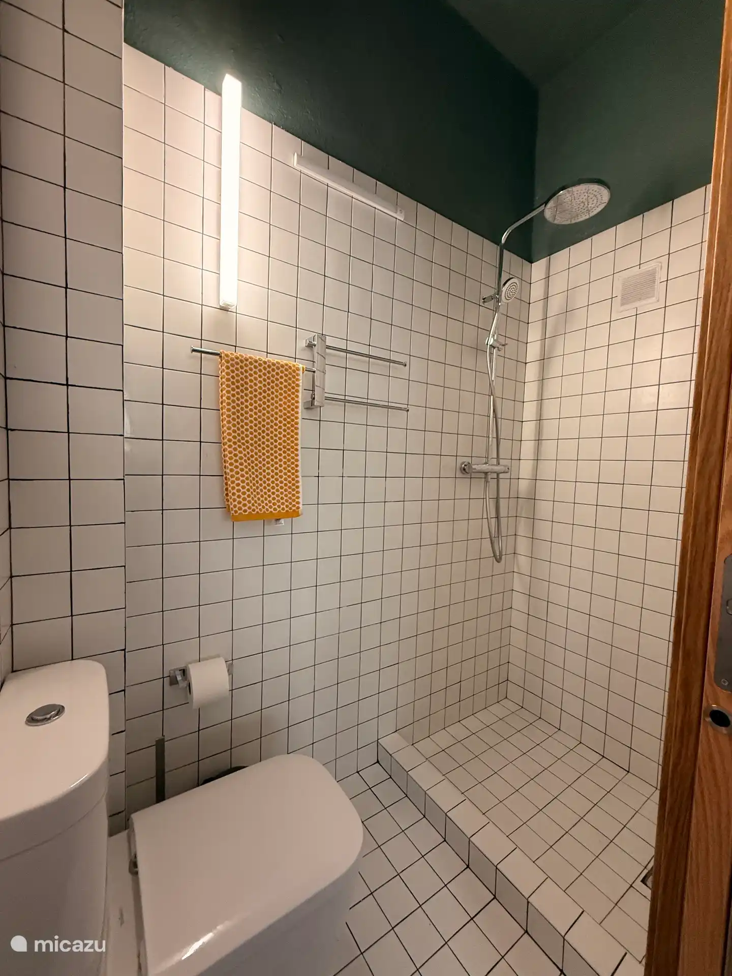 Badezimmer mit Toilette im Fitnessstudio