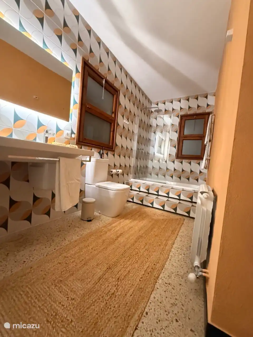 Das geräumige Badezimmer im ersten Stock ist vollständig ausgestattet, mit Badewanne, separater Dusche, Toilette und zwei Waschbecken. Ideal, um den Tag entspannt zu beginnen oder zu beenden!