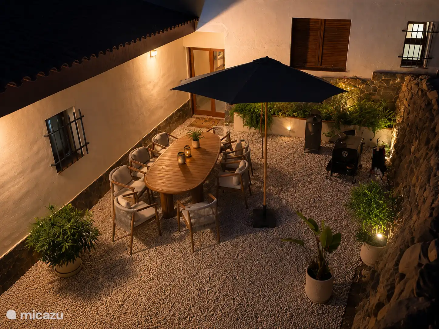 Geräumige Terrasse mit großem Esstisch für 10 Personen