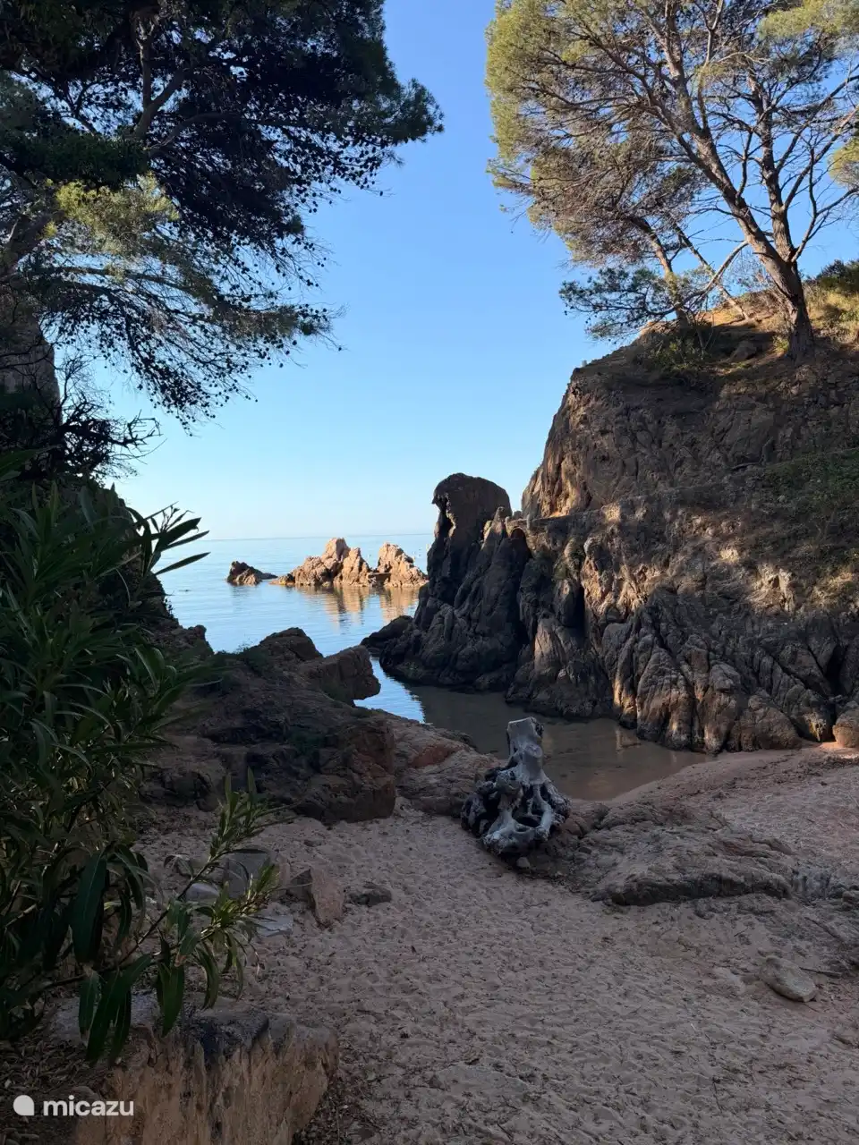 Dieser idyllische, kleine Strand liegt genau auf halbem Weg zwischen den beiden größeren Stränden von Rosamar. Ein wunderbar ruhiger Ort, um das Meer und die schöne Umgebung zu genießen.