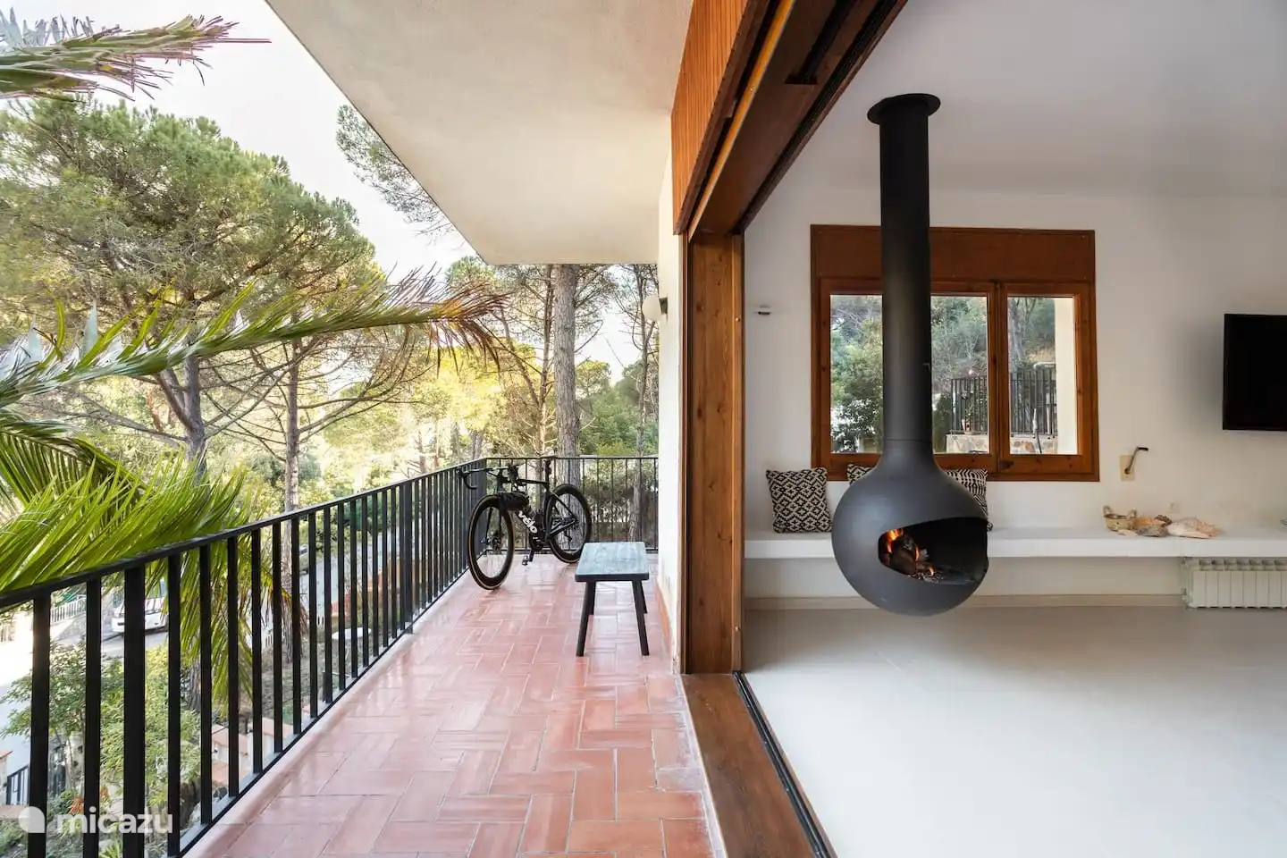 schöner Hängekamin für einen romantischen Abend bei einem Glas Wein