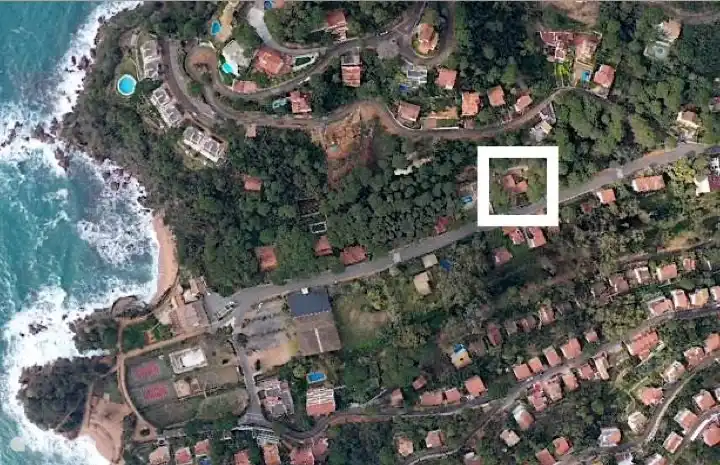 Innerhalb des Platzes befindet sich die Villa 200 Meter vom Strand entfernt