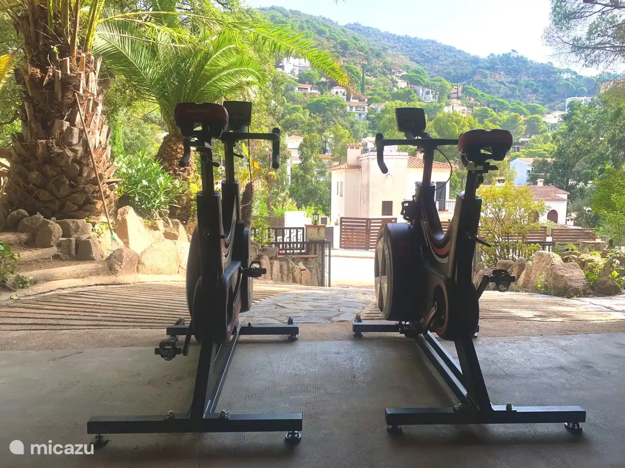 Zwei-Watt-Fahrräder/Powermeter-Fahrräder als Teil eines voll ausgestatteten Fitnessstudios