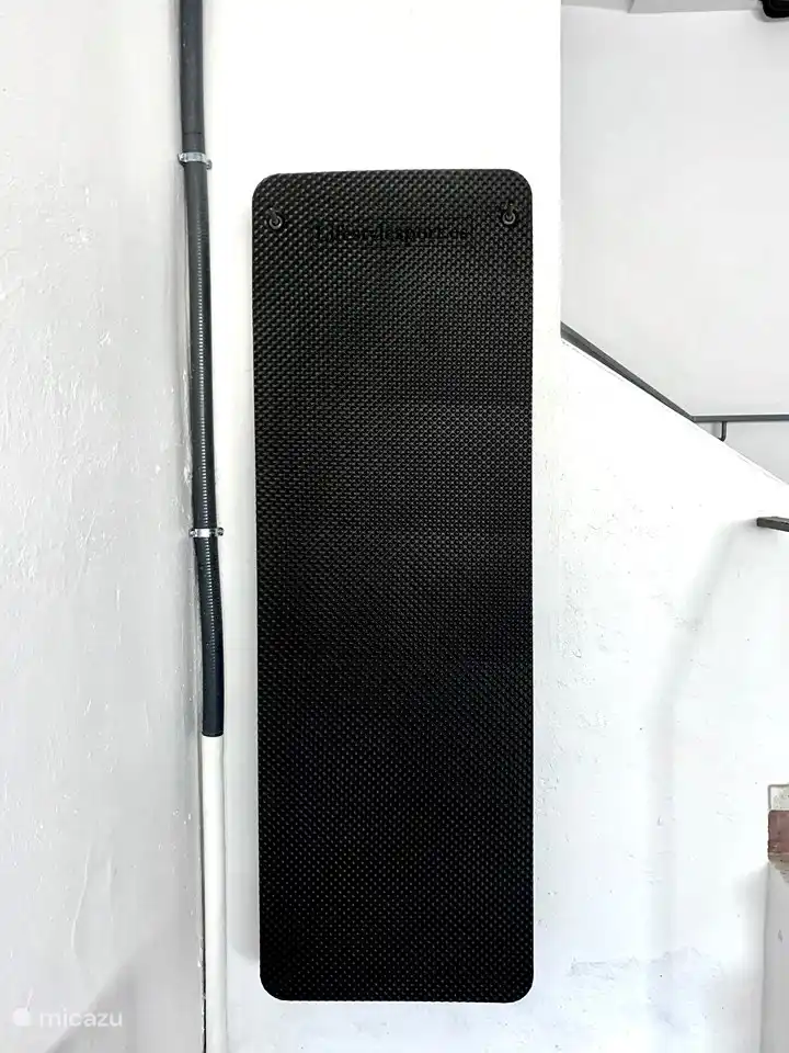 Das Fitnessstudio bietet alles, was Sie für ein großartiges Training erwarten können. 2x Wattbike Pro Fahrräder, 1x Laufband Technogym Excite 900, Kurzhanteln, Kettlebells & Gymnastikbälle, Widerstandsbänder, 2x Plyo Box, 10x Yogamatten