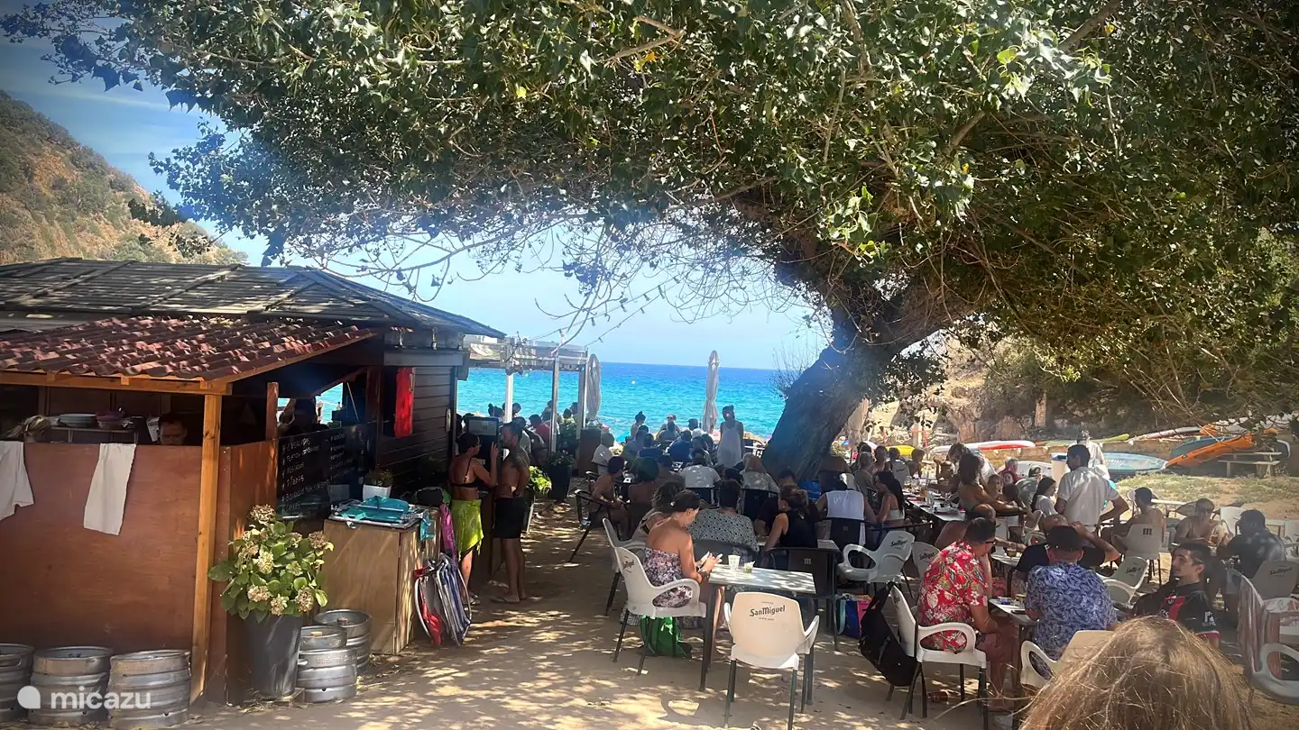 Die Strandbar ist von Anfang April bis zur 2. Oktoberwoche geöffnet.