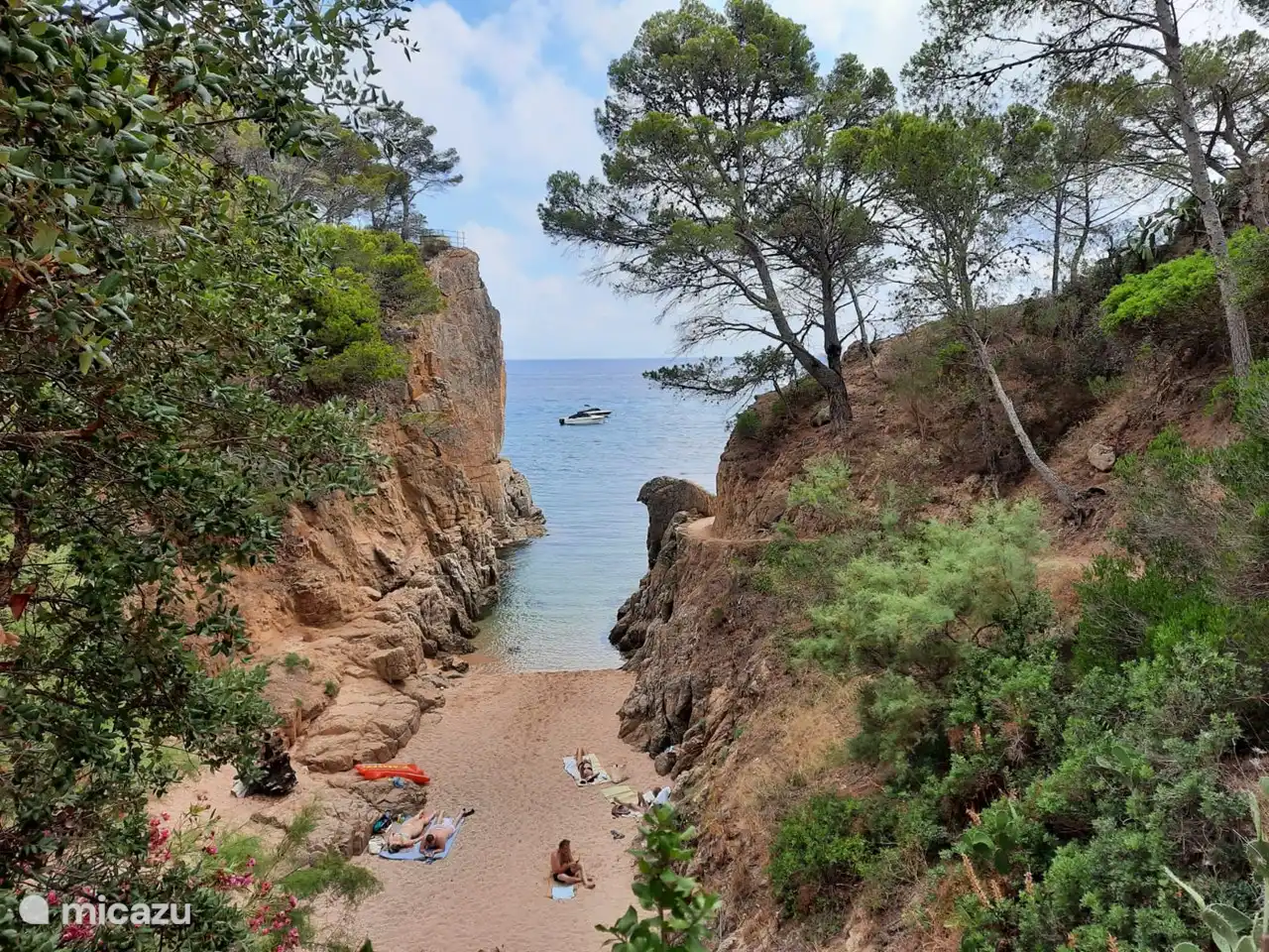 Dies ist ein kleiner Strand, der die Urbanisation genau in zwei Hälften teilt. Auf beiden Seiten dieser Felsen befinden sich zwei größere Strände