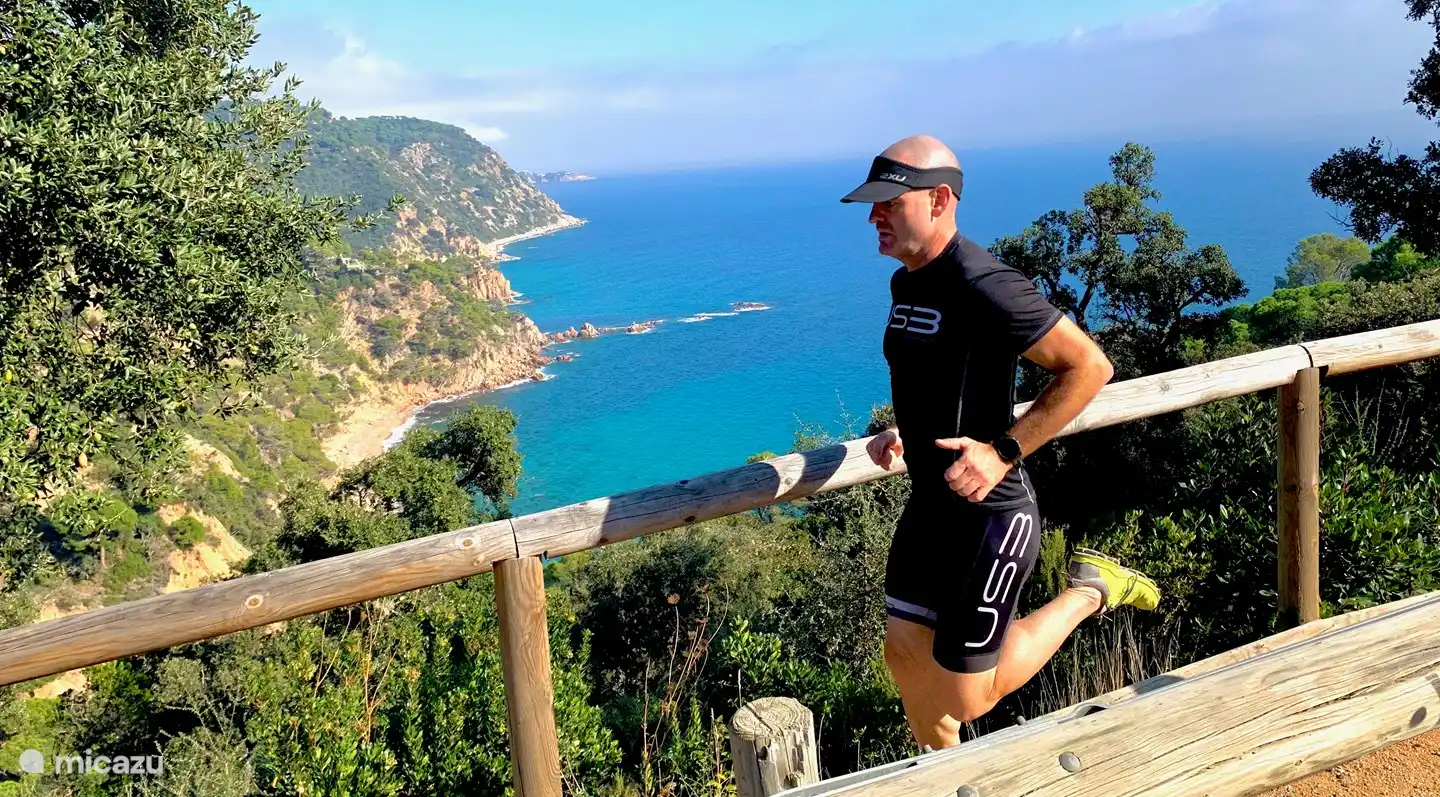 Machen Sie einen schönen Lauf in den Bergen mit einem wunderschönen Blick auf das Mittelmeer