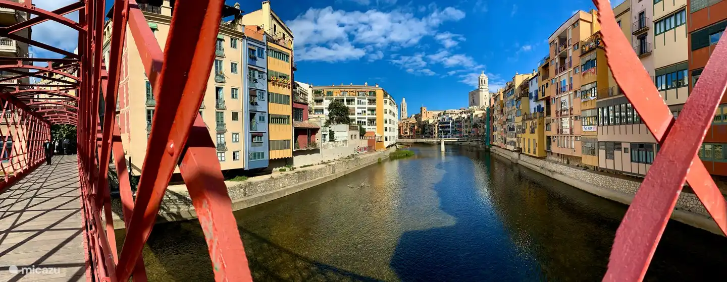 Mit einer der schönsten Städte Kataloniens, die 40 Autominuten entfernt ist, sollte Girona definitiv auf Ihrer To-do-Liste stehen.