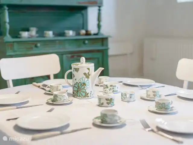 Logis La Tour en Francia, Vendée, Fontenay  - casa rural / cabaña Hermosa vajilla hace que el desayuno sea acogedor