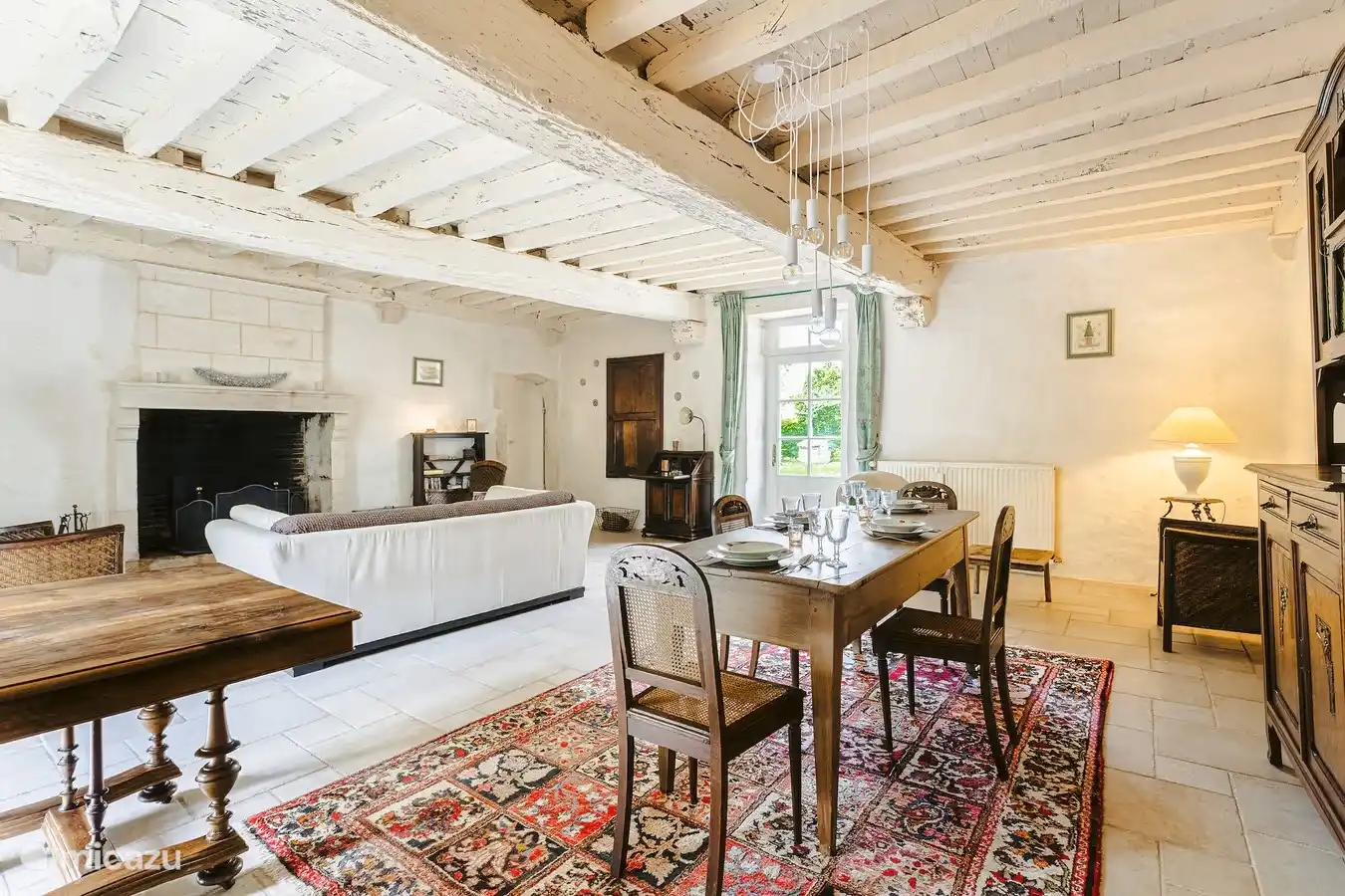 großes Wohnzimmer authentisch eingerichtet