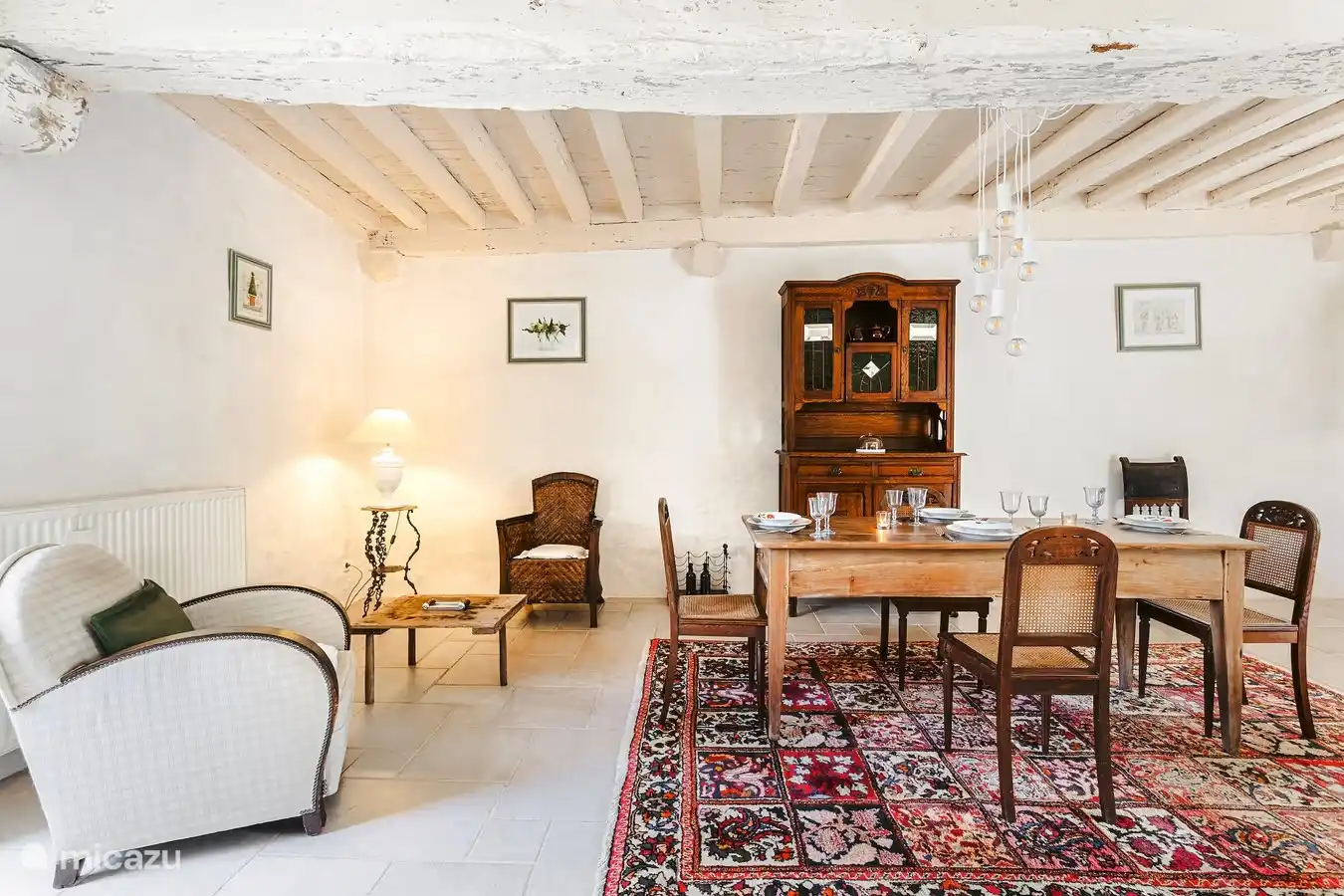 schöner Essbereich mit zusätzlicher Leseecke