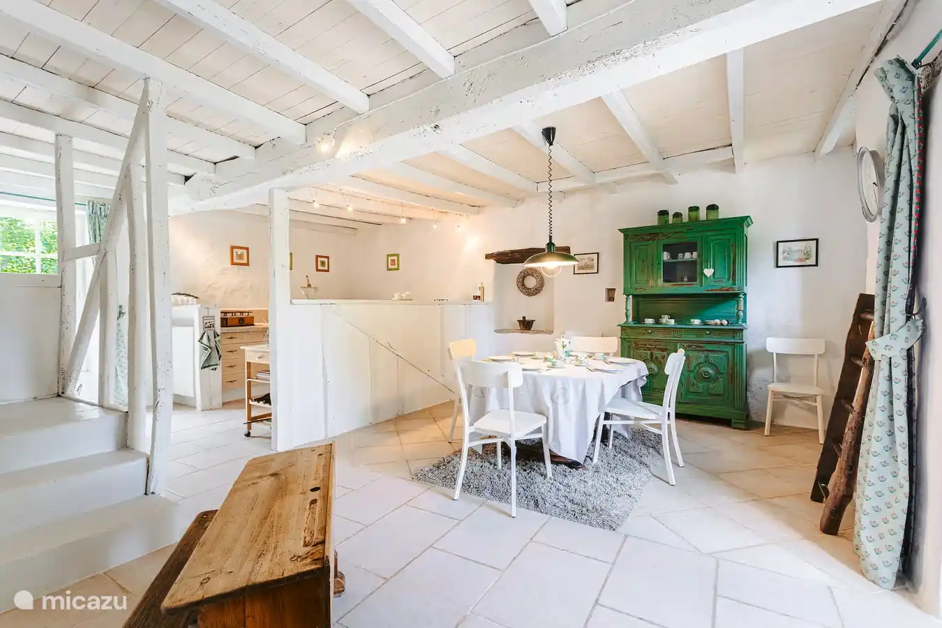 eine große, komfortable Küche mit eigenem Essbereich