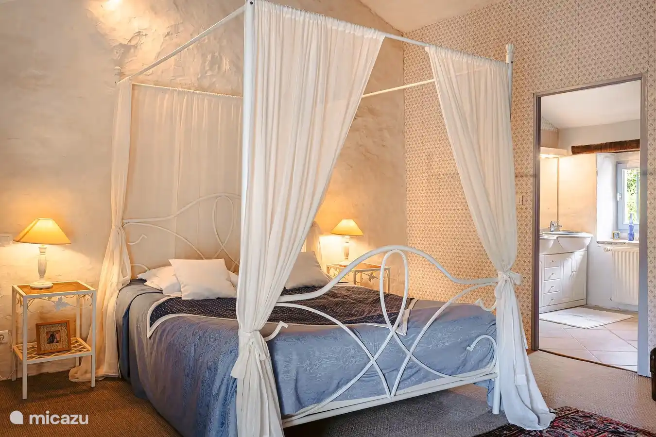 ein großes Zimmer mit Bad