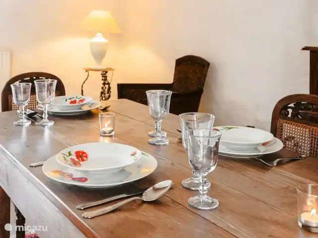 Logis La Tour en Francia, Vendée, Fontenay  - casa rural / cabaña La hermosa vajilla hace que la cena sea acogedora