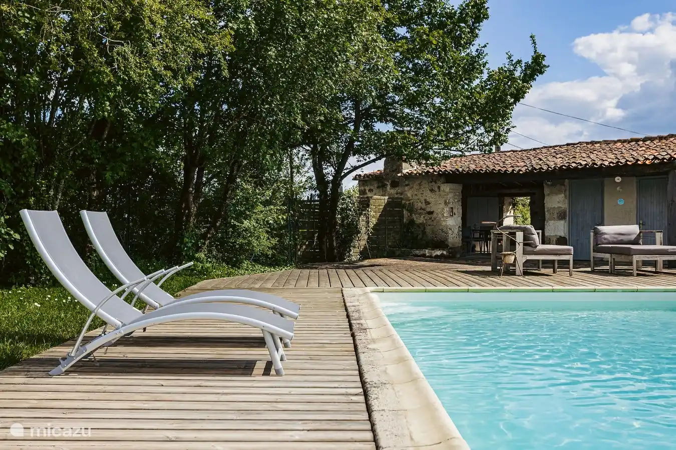 Poolhaus am Pool mit Grill