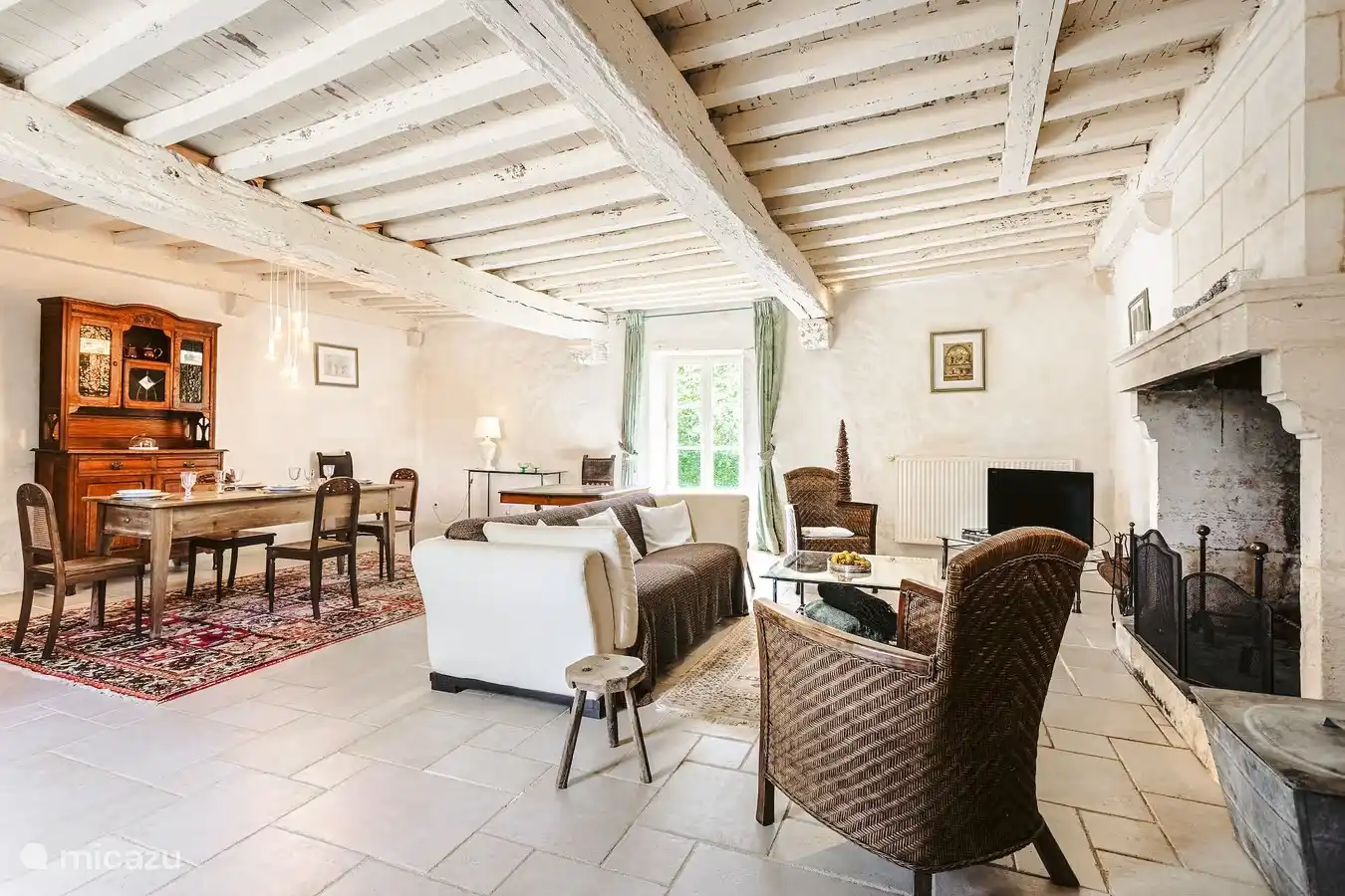 Geräumiges Wohnzimmer mit Essbereich