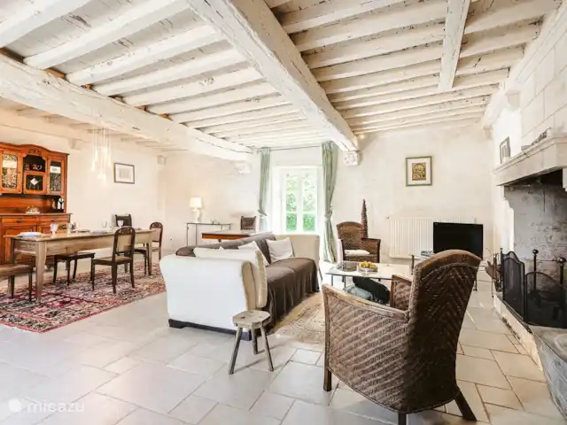 Logis La Tour en Francia, Vendée, Fontenay  - casa rural / cabaña Amplia sala de estar con comedor