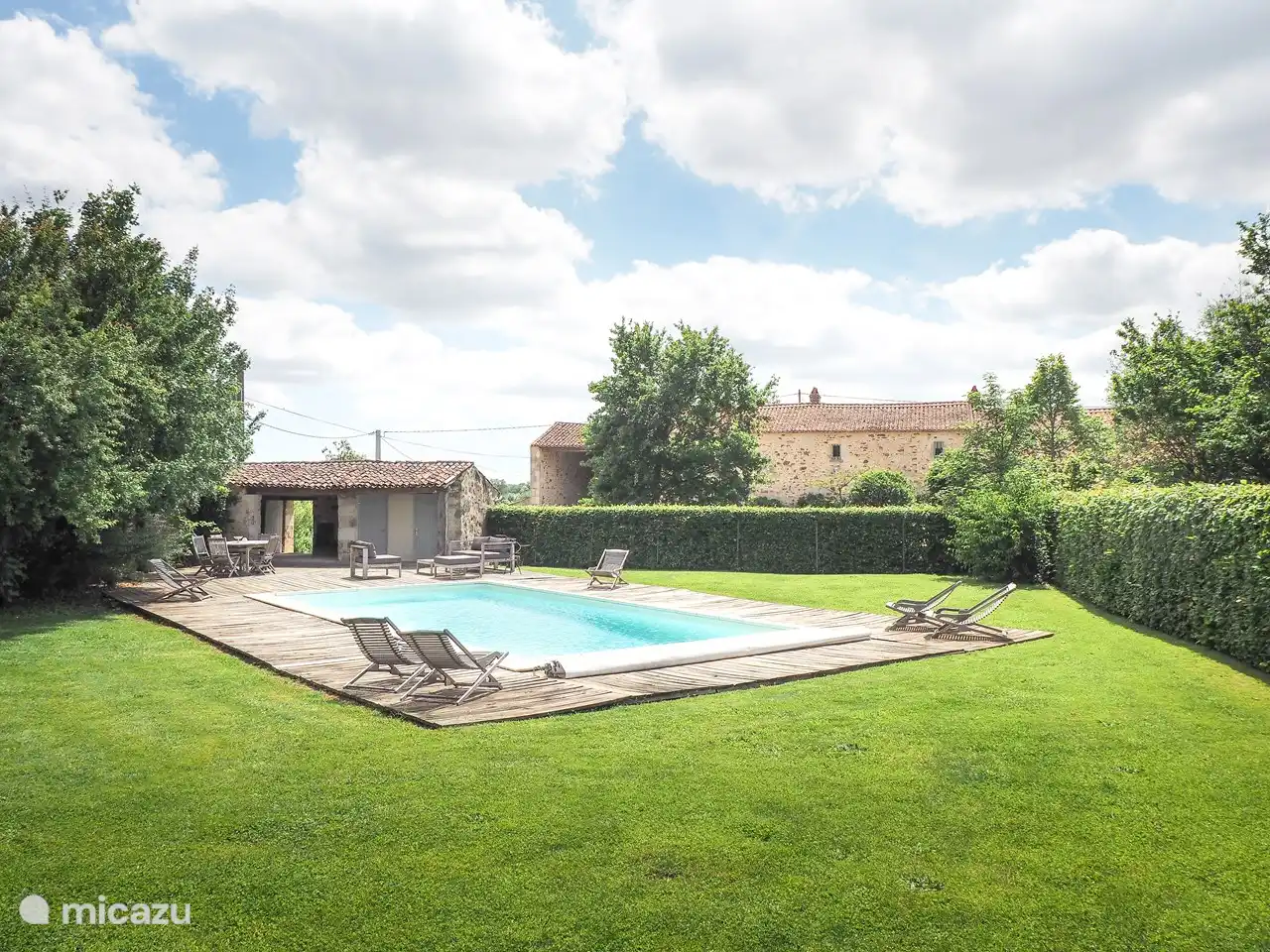 ein großes Schwimmbad mit Abdeckung mit Solarzellen